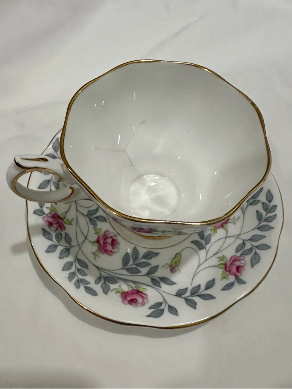 Vintage Royal Albert "Conway" Teacup and Saucer Set – Pink Roses, 22K Gold Trim - Picture 7 of 11